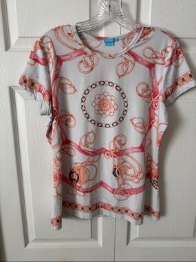 Crewneck Short Sleeve Top in White with Pink Chain Motif-large